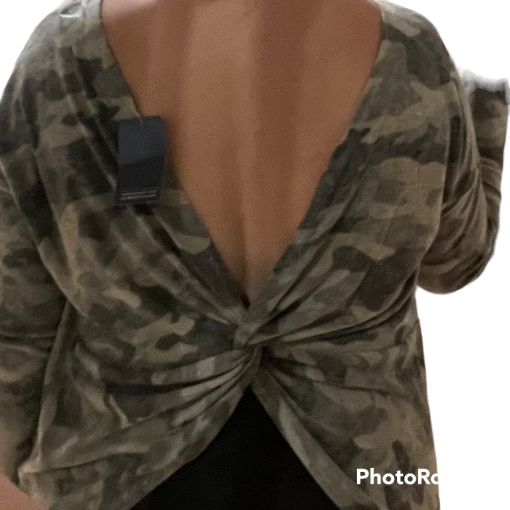 Open-back sweater. - Picture 3 of 7